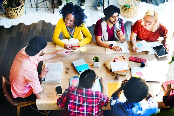 Grupo de pessoas diversas trabalhando juntas — Fotografia de Stock