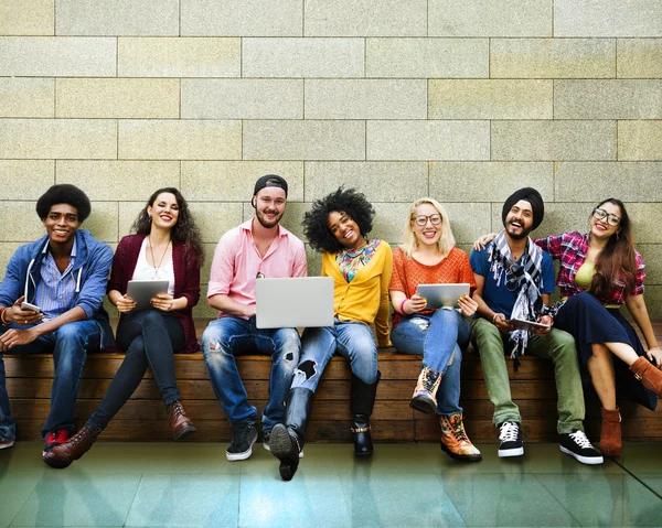 Amici seduti sulla panchina con computer portatili — Foto Stock