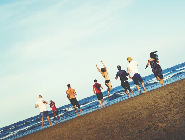 Amigos en la playa en verano — Foto de Stock