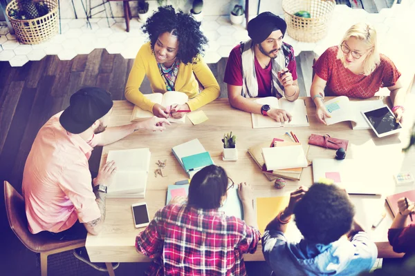 Groupe de personnes diverses travaillant ensemble — Photo