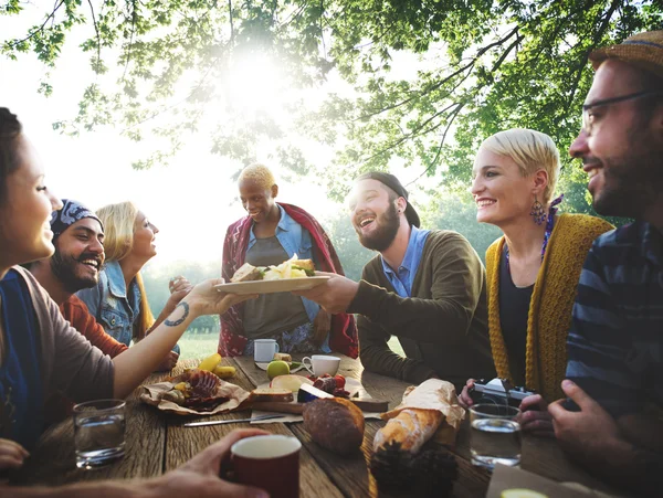 Amis traînant à la fête en plein air — Photo