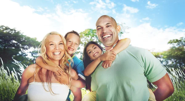 Family Playing Outdoors — Stock Photo, Image