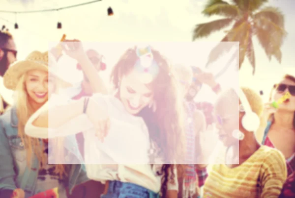 Vriendschap dansen en lijmen op strand Concept — Stockfoto