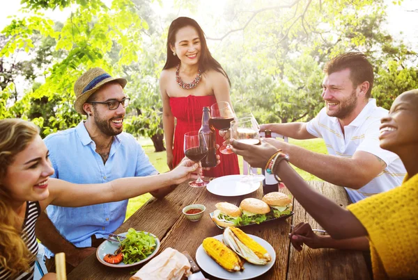 Friends Hanging Out Outdoors — Stock Photo, Image