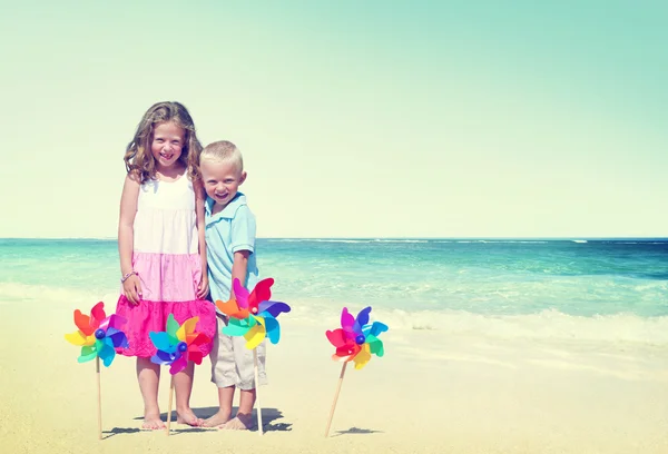 Barn som leker på stranden Concept — Stockfoto