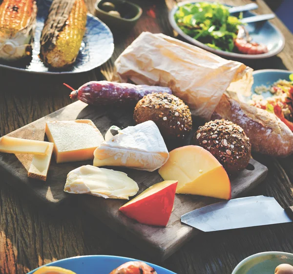 Heerlijk eten op tafel — Stockfoto