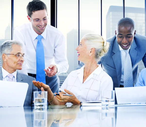 Mensen uit het bedrijfsleven bespreken strategie over de bijeenkomst van — Stockfoto