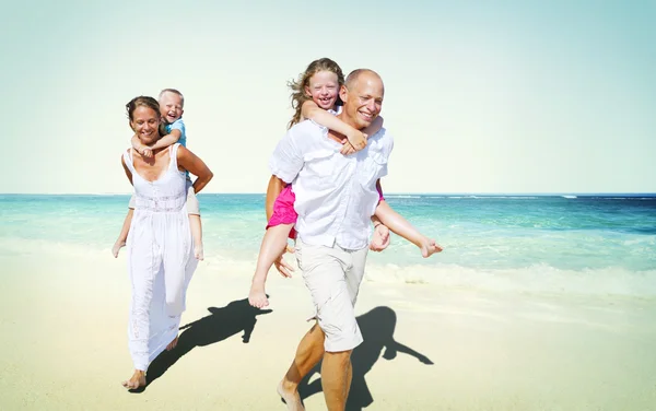 Família na praia, conceito de verão — Fotografia de Stock