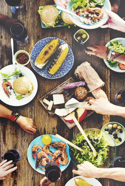 Människor har lunch utomhus — Stockfoto