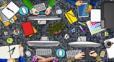 Ofiste çalışan iş adamları