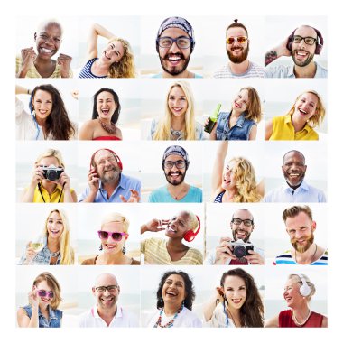 çeşitli mutlu gençler kumsalda