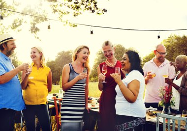 Arkadaşlar kavramı içme dışarı asılı