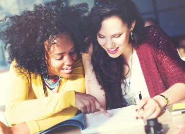 sınıfta okuyan kız öğrencilerin