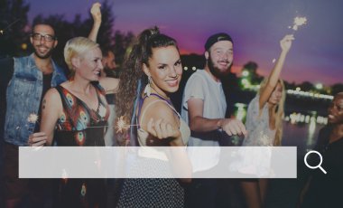 Dışarı asılı açık havada partide arkadaşlar