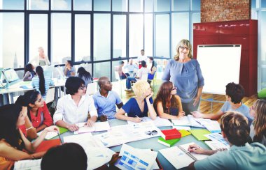  Classrom sunuda öğrenciler