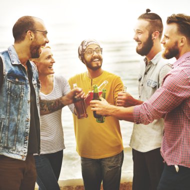 Arkadaşları ve şerefe yaz eğlence kavramı