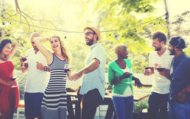 İnsanlar ya da arkadaşlarınızla kavramı içme dışarı asılı