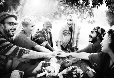 Dışarı asılı açık havada partide arkadaşlar