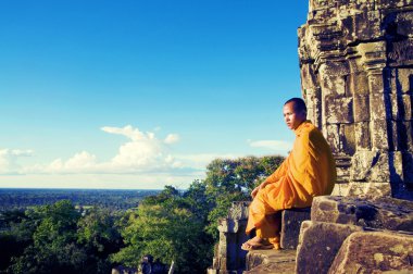 Monk Angkor Wat Siam'düşünürken biçmek