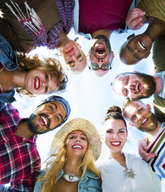 Arkadaşlar arkadaşlarının yanına tatil parti kavramı