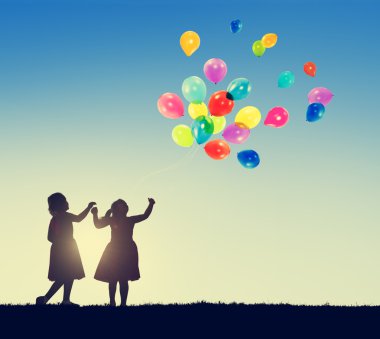 Balonlar ile birlikte oynayan çocuklar