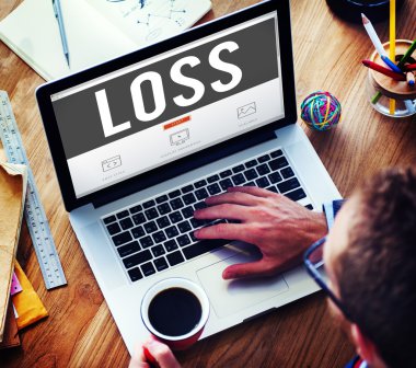 Laptop ve kaybı Cocept kullanan adam