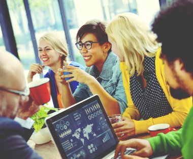 Grup çeşitli neşeli insan