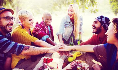 Dışarı asılı açık havada partide arkadaşlar