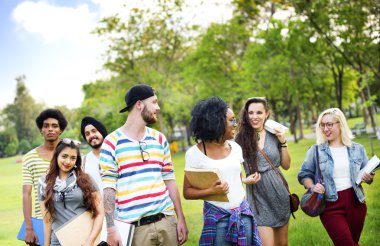 Öğrenciler College Park'ta yürüyordunuz