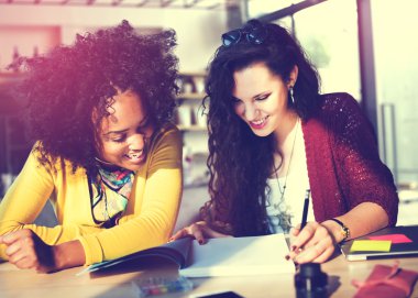 Arkadaş toplantısında, proje kavramı