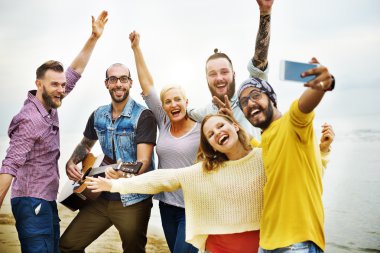 Arkadaşlar boş zaman tatil, beraberlik eğlenceli kavramı