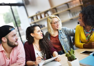 insanlar toplantısında konuşan kavramı