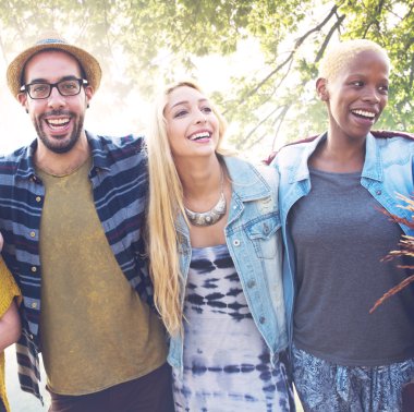 Açık havada kamp, neşeli arkadaşları