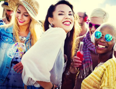 Beach Party beraberlik ve dostluk kavramı