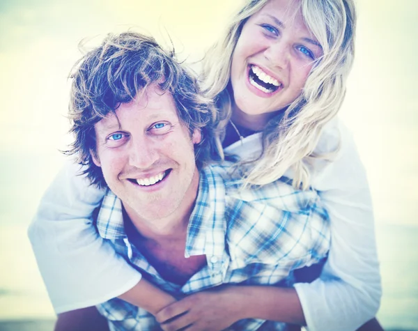 Paar op het strand, uitje Concept — Stockfoto