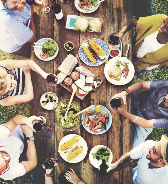 Conceito de jantar ao ar livre amigos — Fotografia de Stock