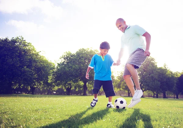 Pojke spelar fotboll med sin far koncept — Stockfoto