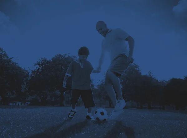 Far Son spelar fotboll koncept — Stockfoto