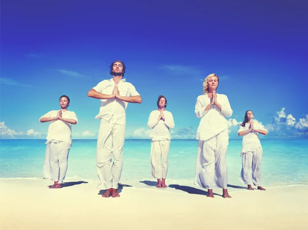 Люди и йога на пляже Концепция — стоковое фото