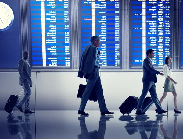 Pessoas de negócios que viajam no Aeroporto — Fotografia de Stock