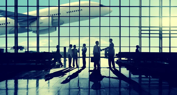 Группа деловых людей в аэропорту — стоковое фото