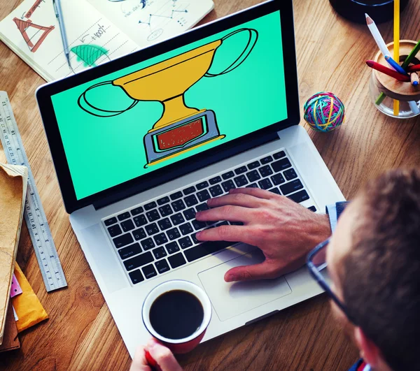 Man använder Laptop med Motivation Trophy — Stockfoto