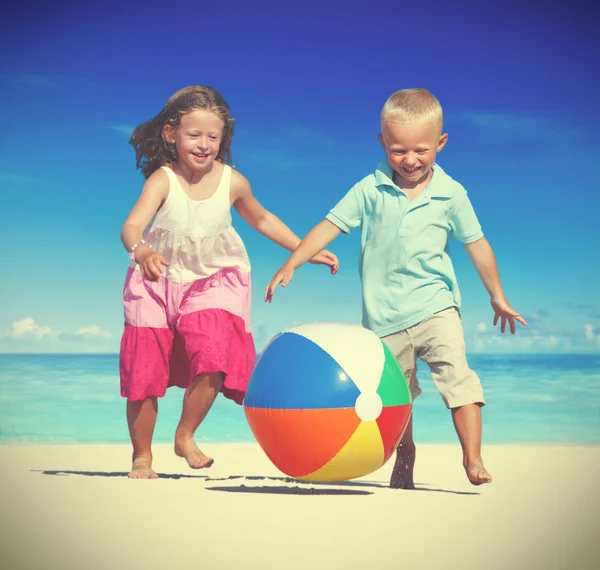 Jonge geitjes bij strand met bal Concept — Stockfoto