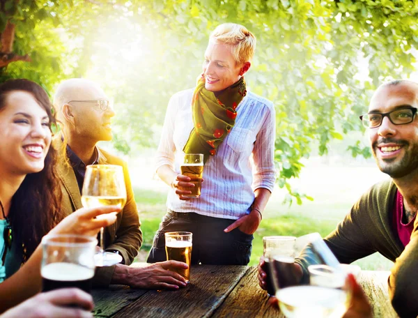 Vrienden opknoping uit bij Outdoors partij — Stockfoto