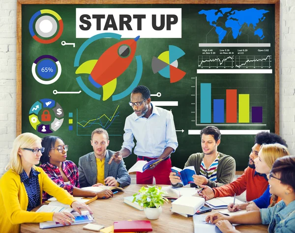 Persone occasionali e concetto di start up — Foto Stock