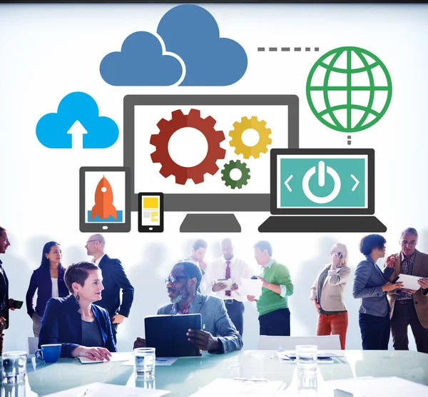 Mensen uit het bedrijfsleven en cloud computing concept — Stockfoto