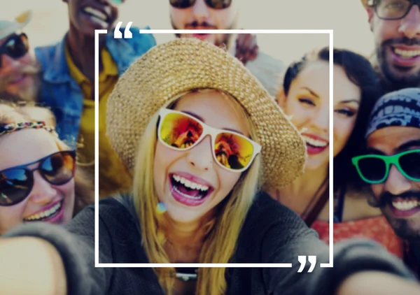 Happy friends are photographed on the beach — Stock Photo, Image