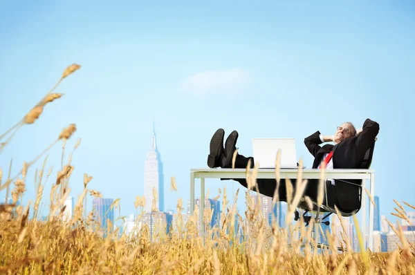 Zakenman ontspanning vrijheid — Stockfoto