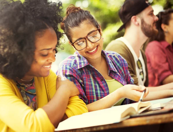 Människor som studerar på Campus-konceptet — Stockfoto