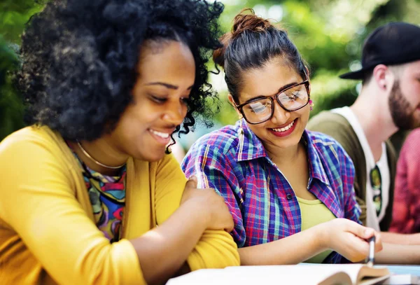 College kommunikation och utbildning koncept — Stockfoto